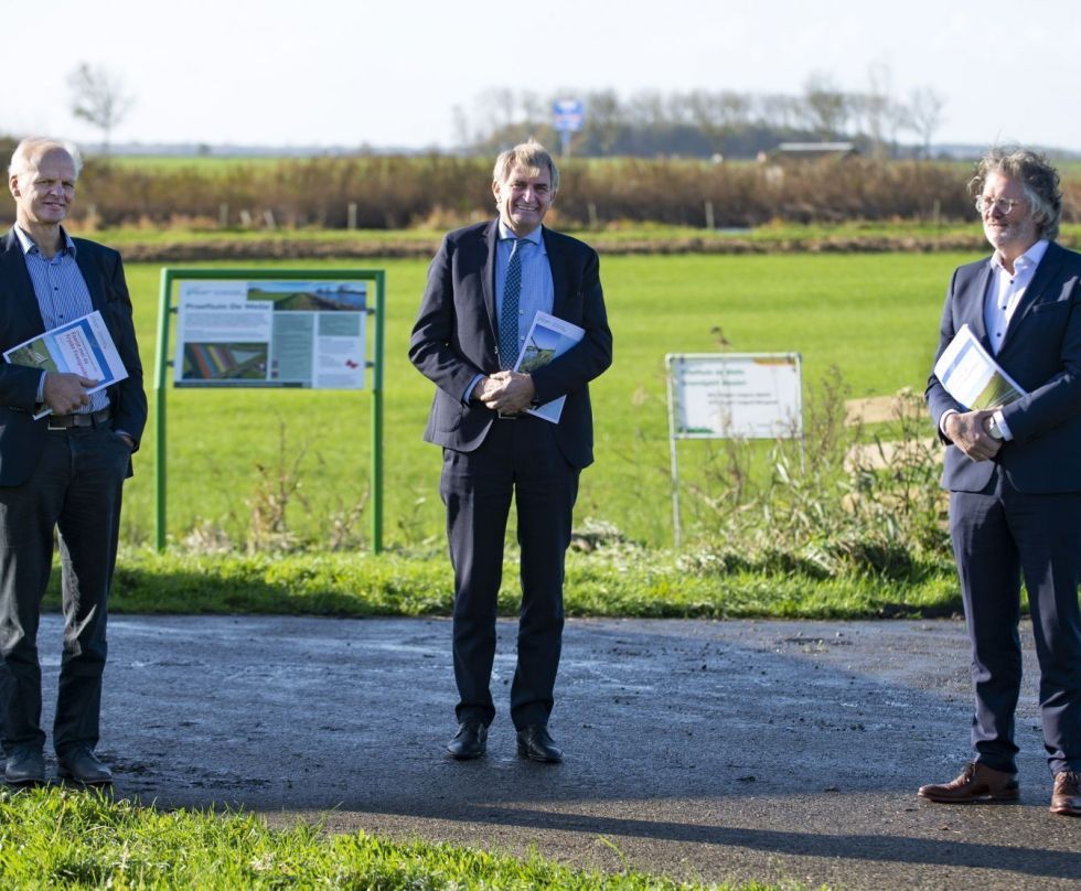 Foto: de drie bestuurders presenteren het ontwerp-Veenweideprogramma