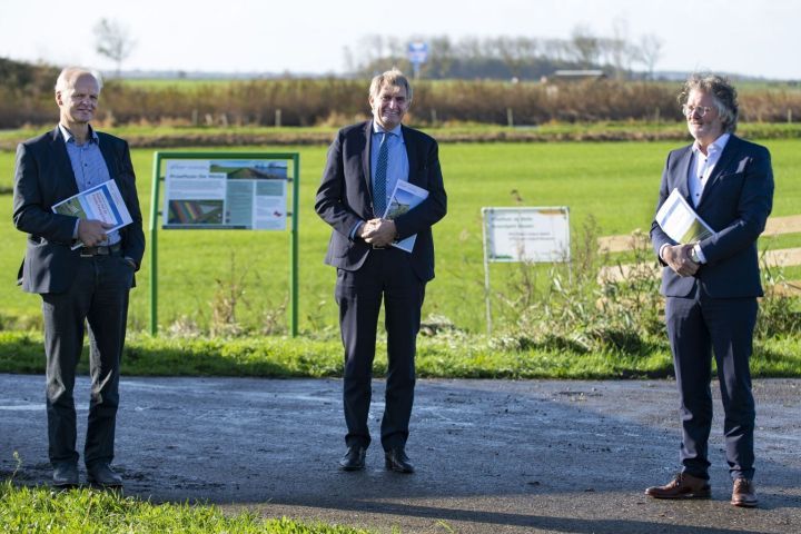 Foto: de drie bestuurders presenteren het ontwerp-Veenweideprogramma