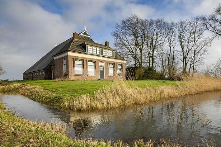 Foto van boerderij met een hoogwatercircuit ervoor