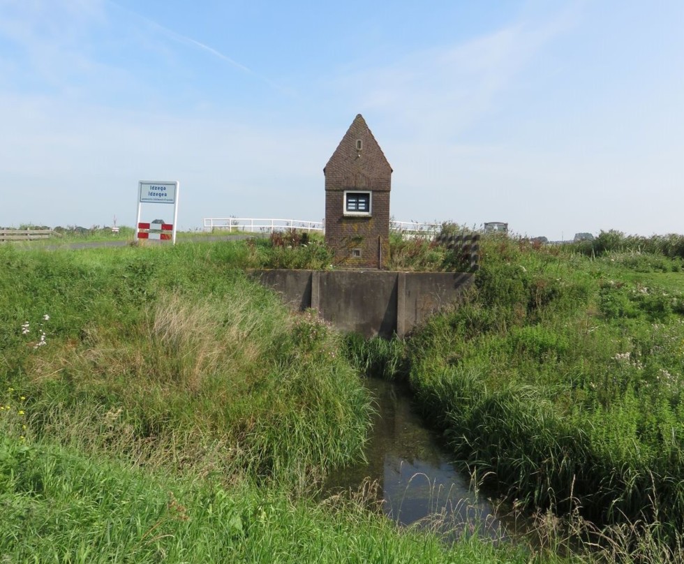 Foto van een robuuste watergang naar een gemaal in de omgeving van Idzegea