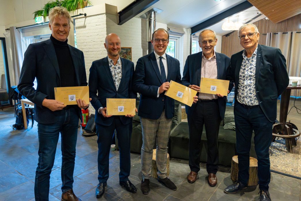 Bestuurders met de Gebiedsofferte Aanvalsplan Grutto van ADD Noord