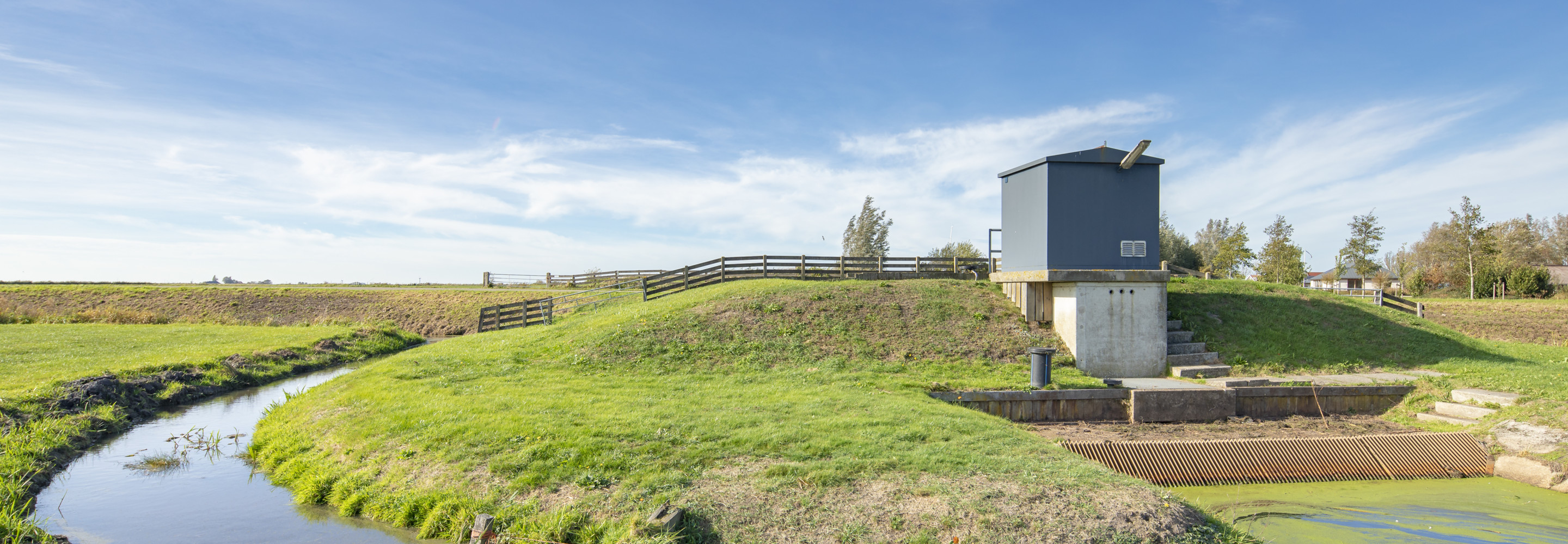 Foto van een klein gemaal in een landschap