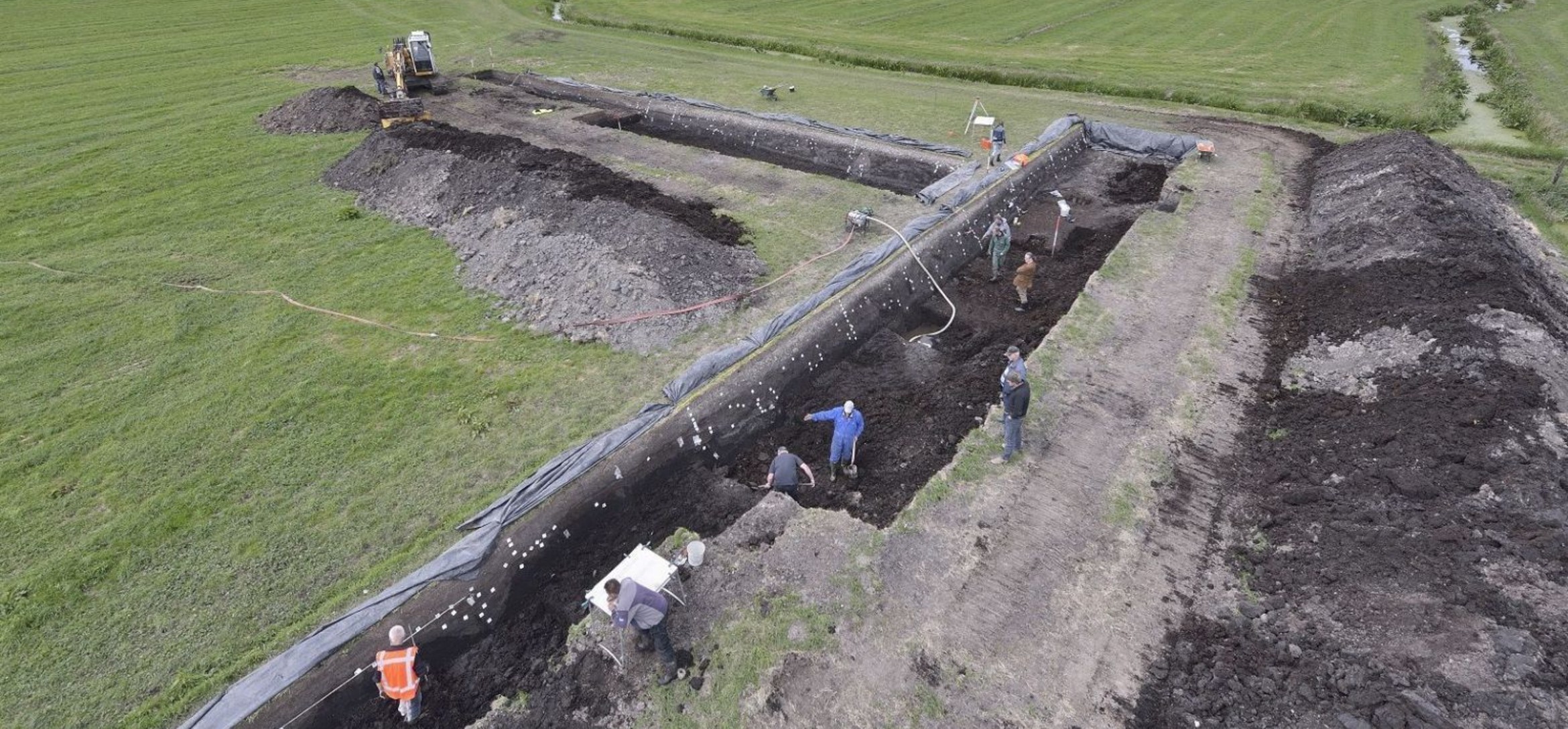 Foto van een archeologische opgraving in het veenweidegebied