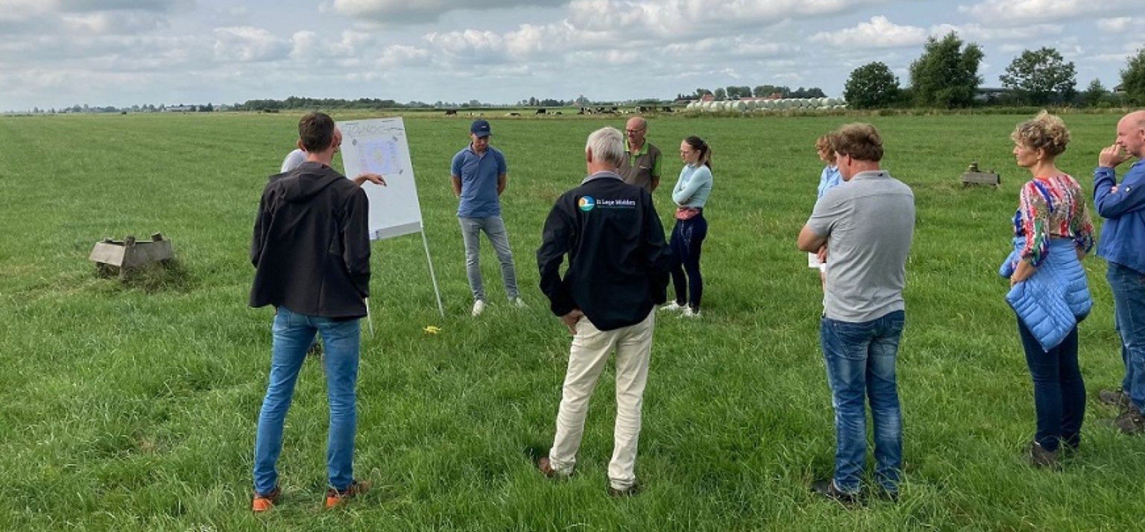 Foto van een presentatie in het veld op het demoveld in Aldeboarn-De Deelen