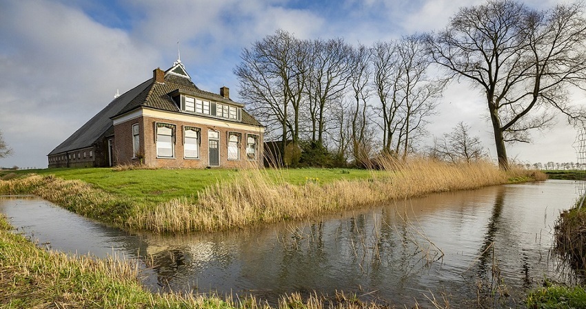 Foto van boerderij met een hoogwatercircuit ervoor