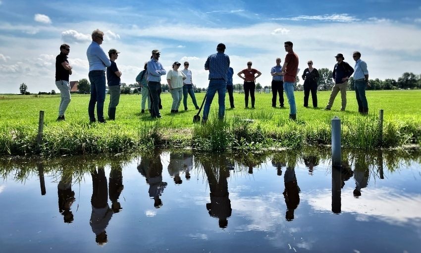 Het Engelse team krijgt in het veld uitleg over onderwaterdrainage